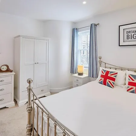 Apartment Host & - One *